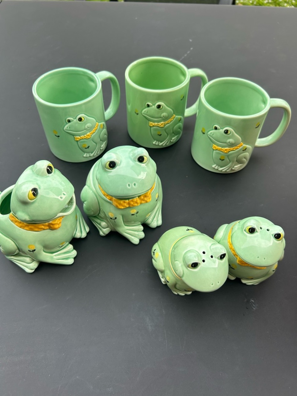 Otagiri Vintage ceramic frog set from Japan. Great condition!